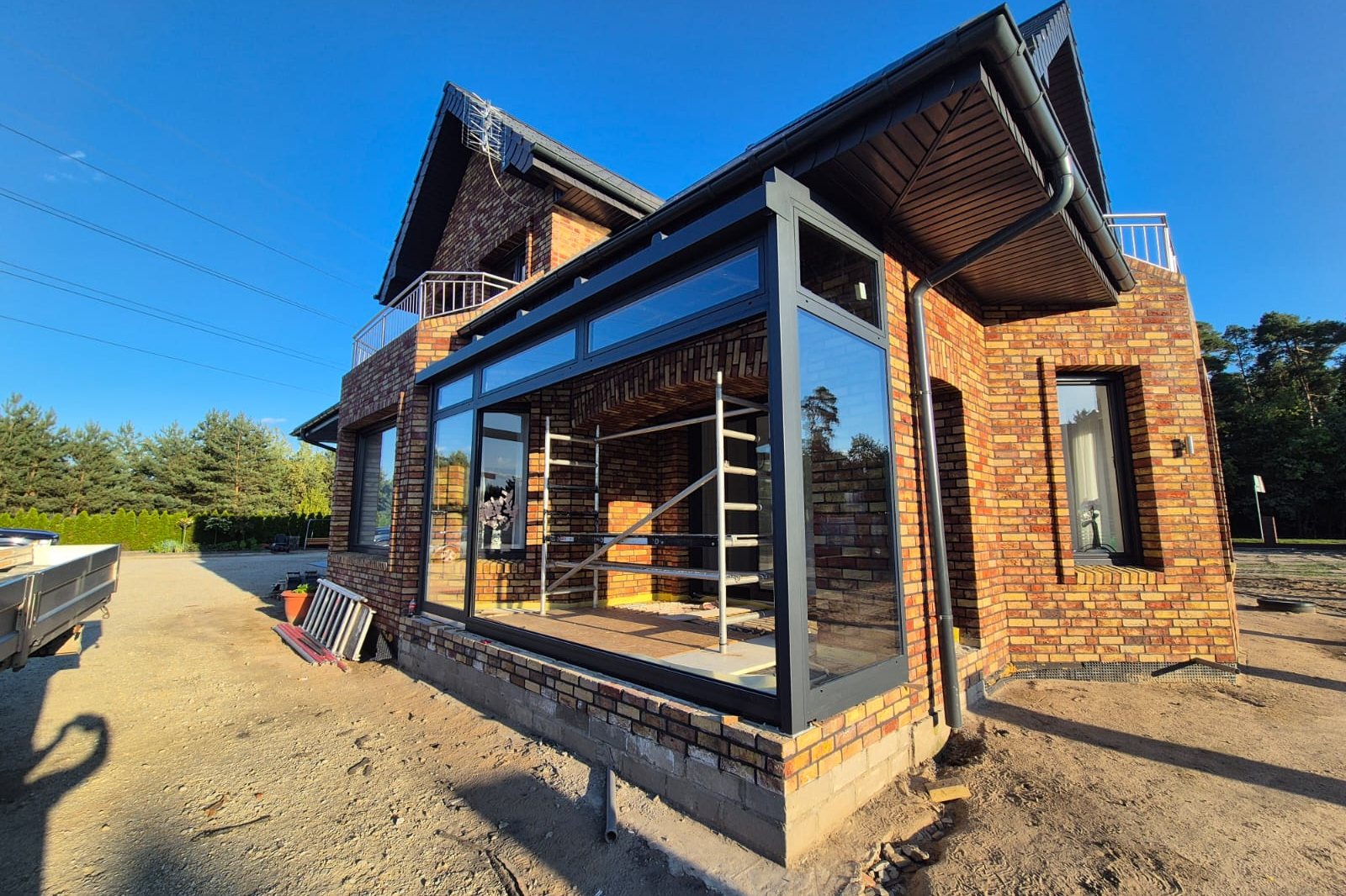 Hoekaanzicht van de wintertuin aan de nieuwbouwwoning.