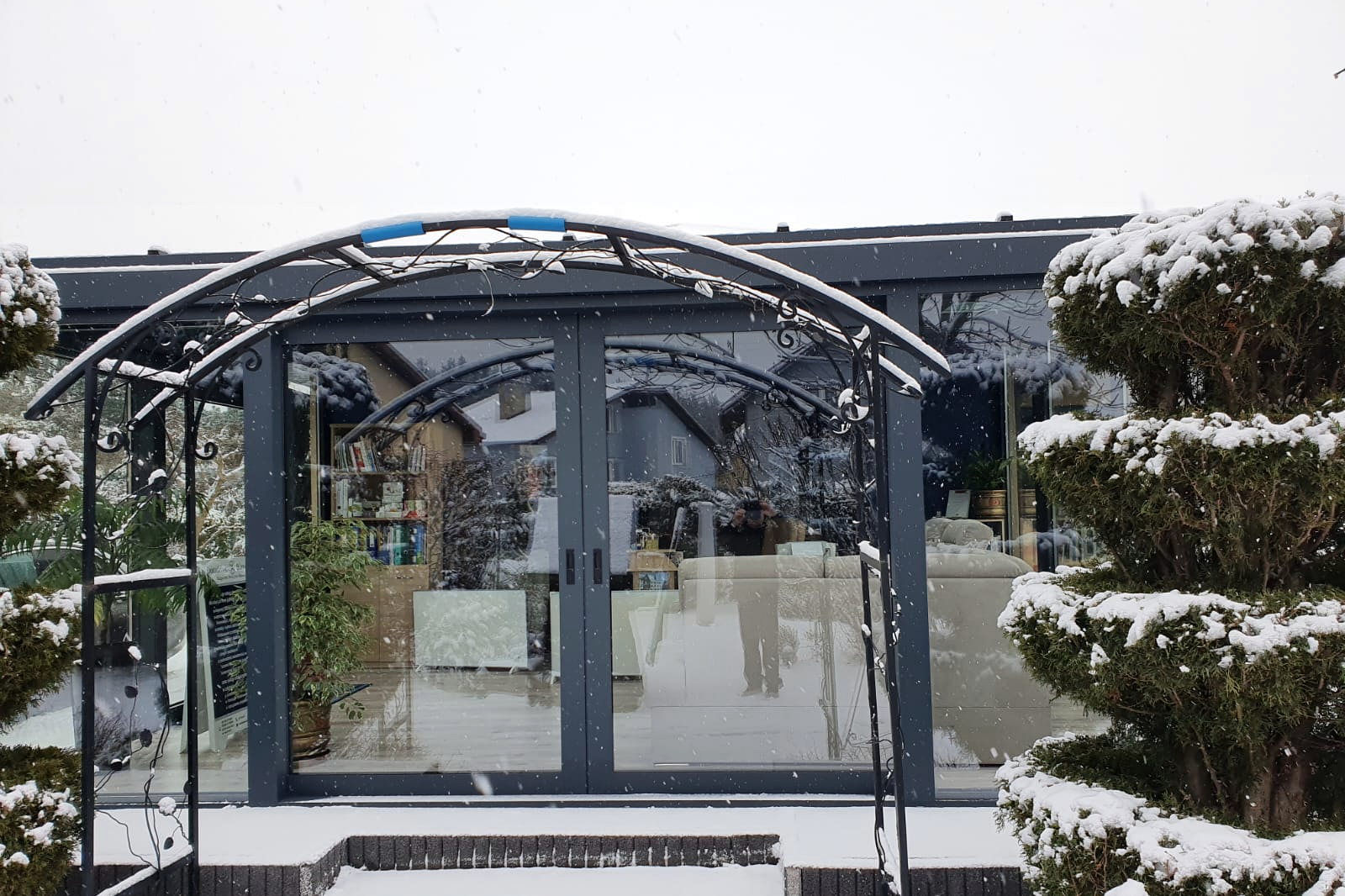 Eigen realisatie: glazen wintertuin met entree in winterse omgeving