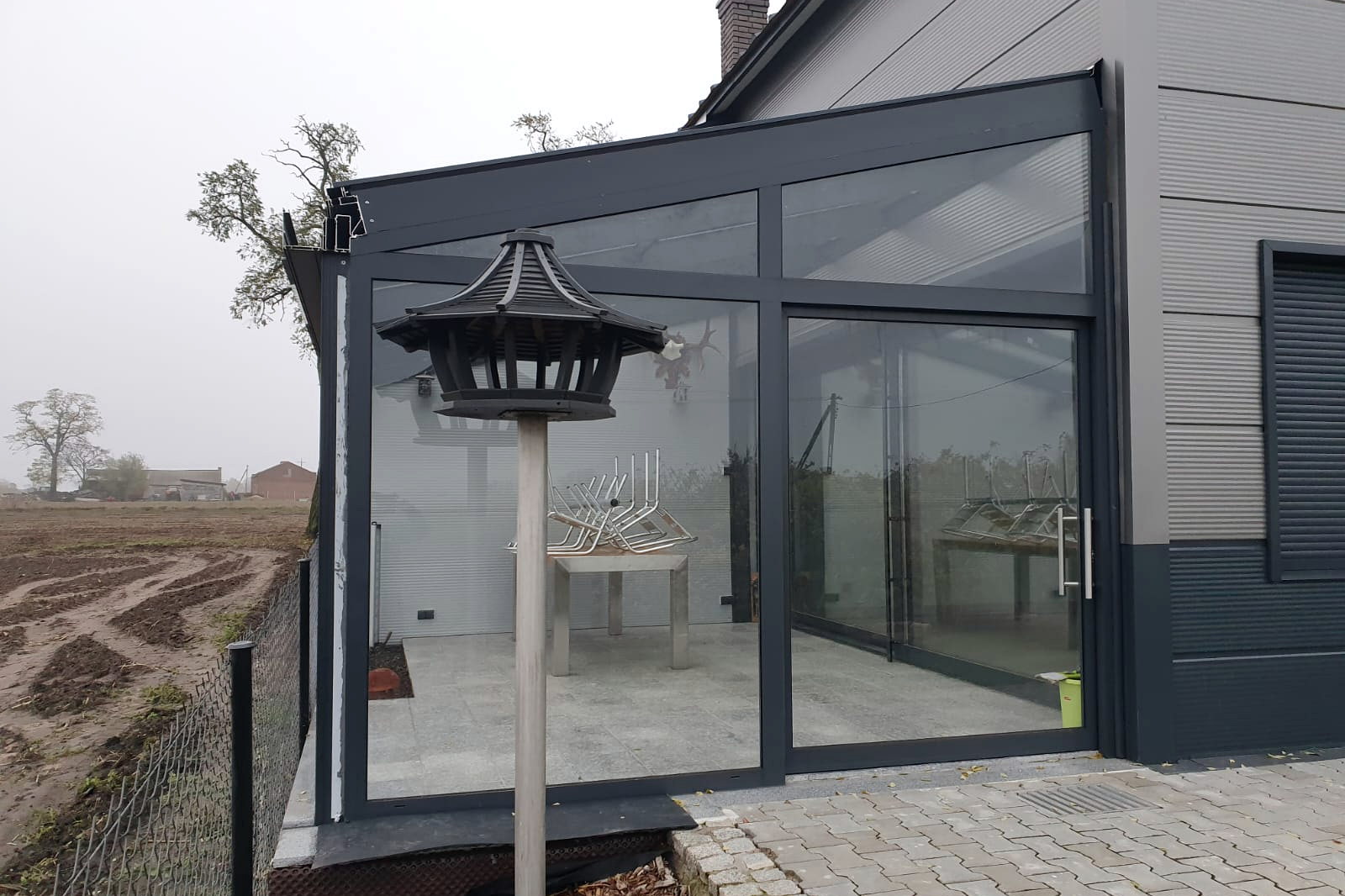 Eigen realisatie: geïsoleerde wintertuin met isolerende beglazing in winters licht
