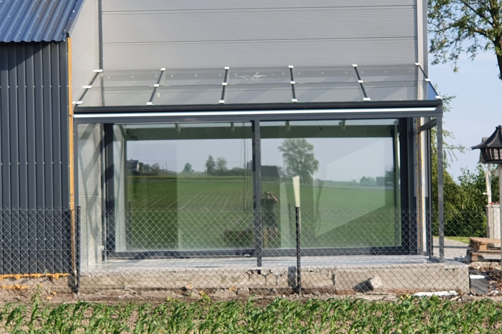 Antraciet tuinkamer met grote glasvelden en glazen schuifwanden