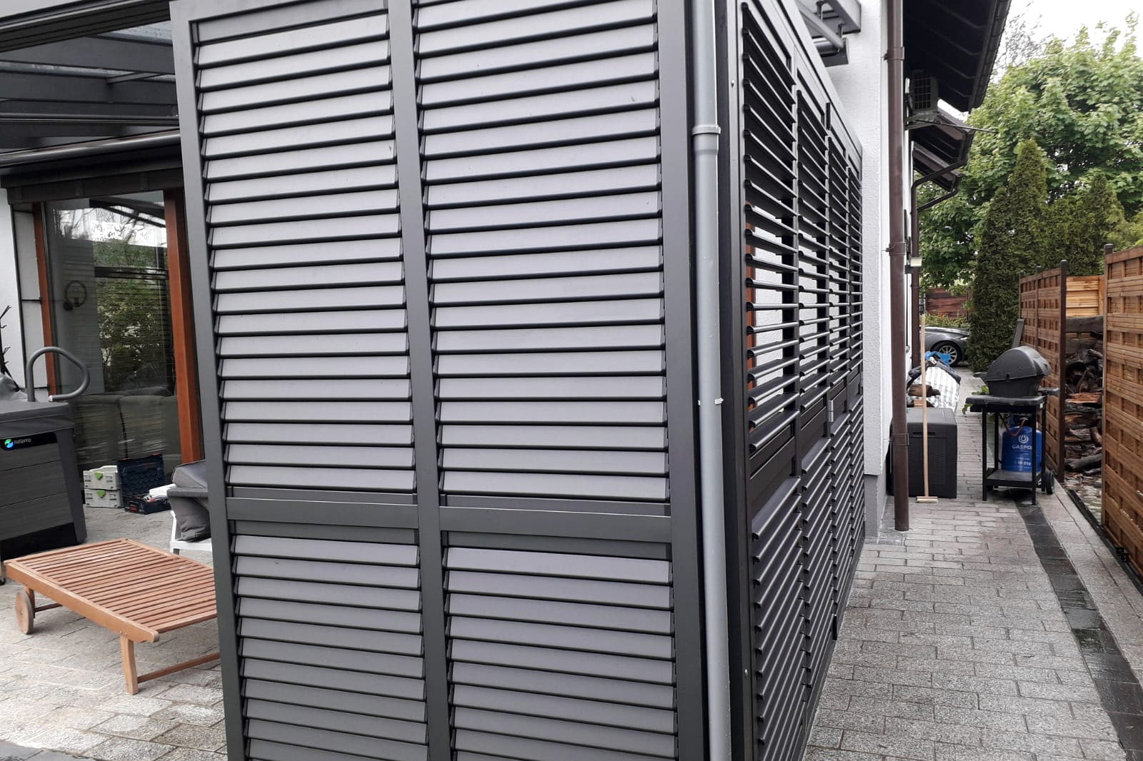 Eigen realisatie: terrasoverkapping met aluminium lamellendak langs de gevel