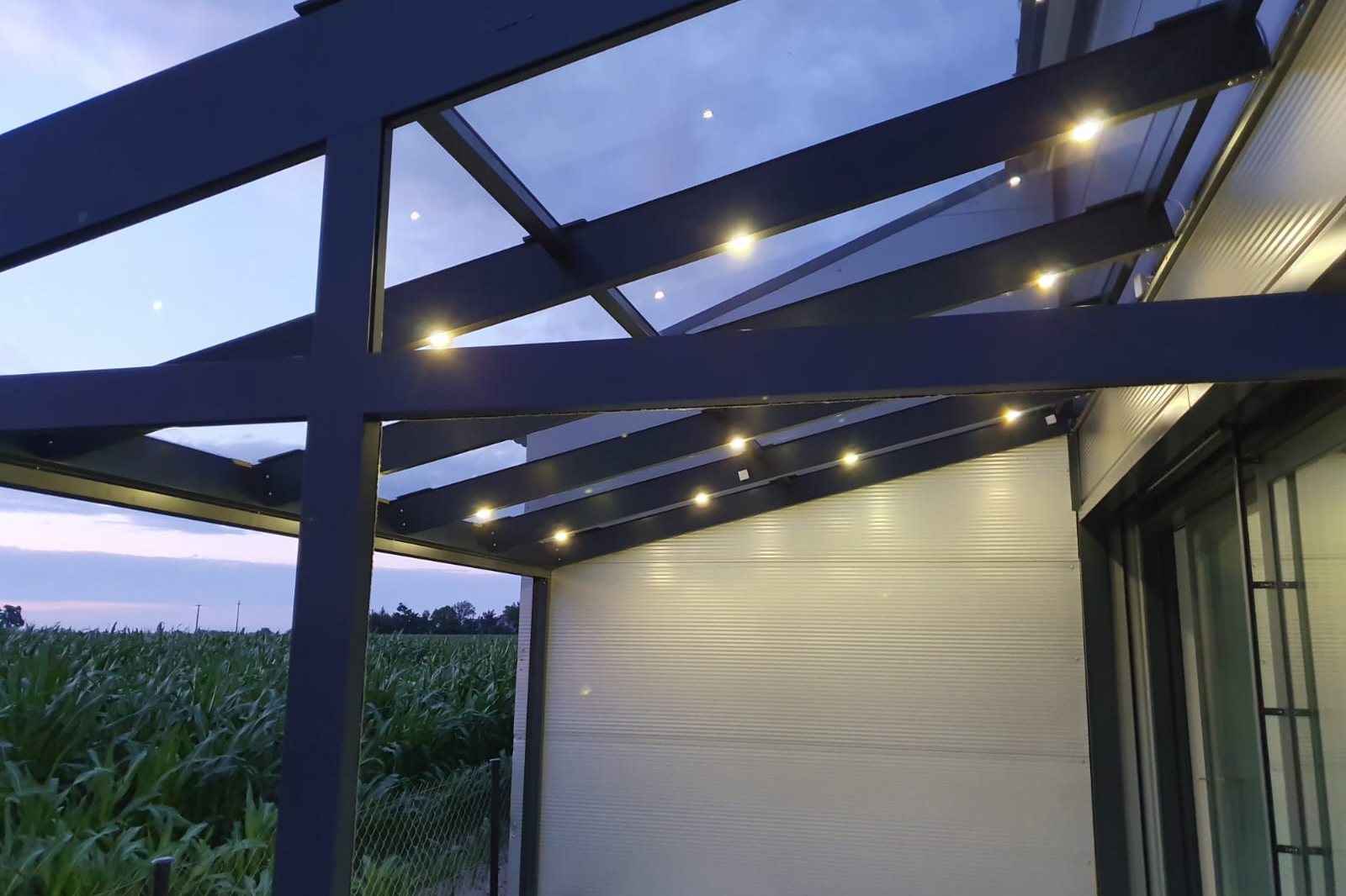Aluminium dakliggers met ingebouwde ledspots in de schemering.